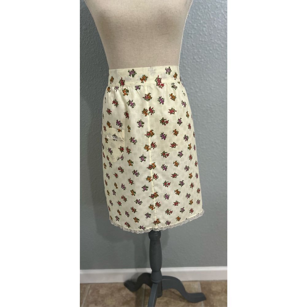 Apron yellow vintage lace trim
Mrs Maisel ! Cotton